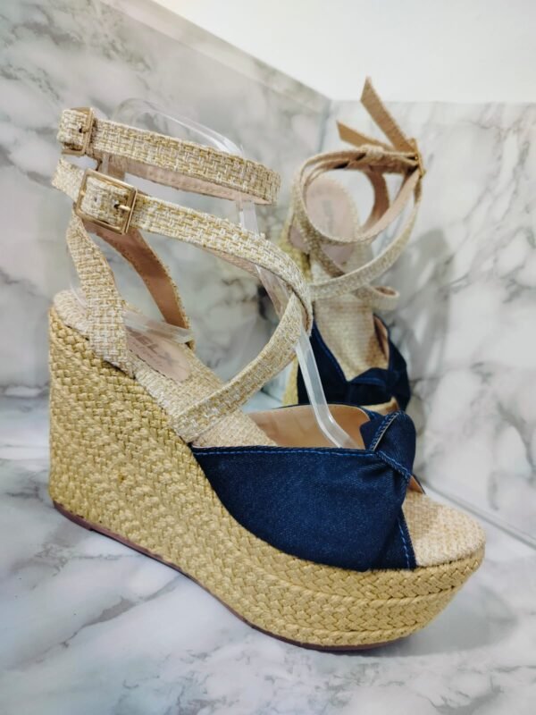 PLATAFORMA DE YUYE Y JEANS